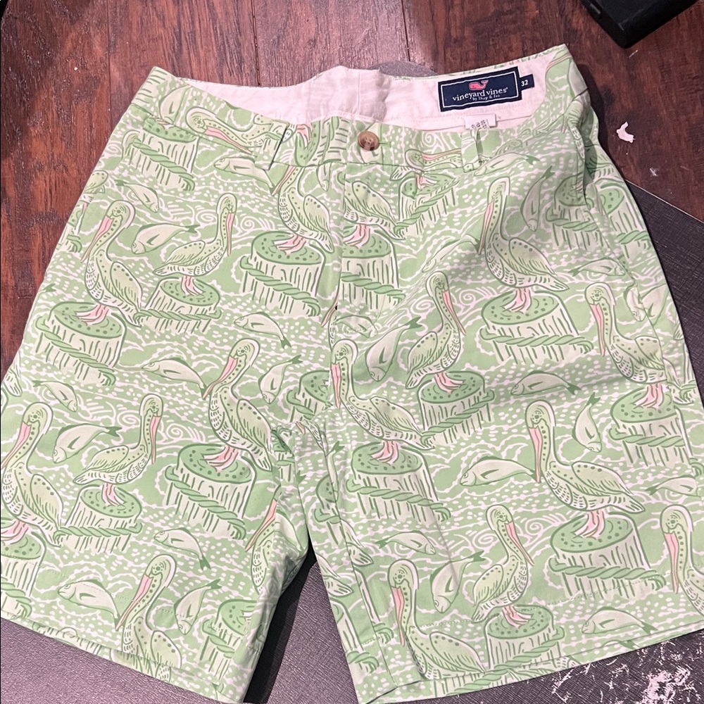 Men’s vineyard vine size 32 pelican shorts, green color with pockets